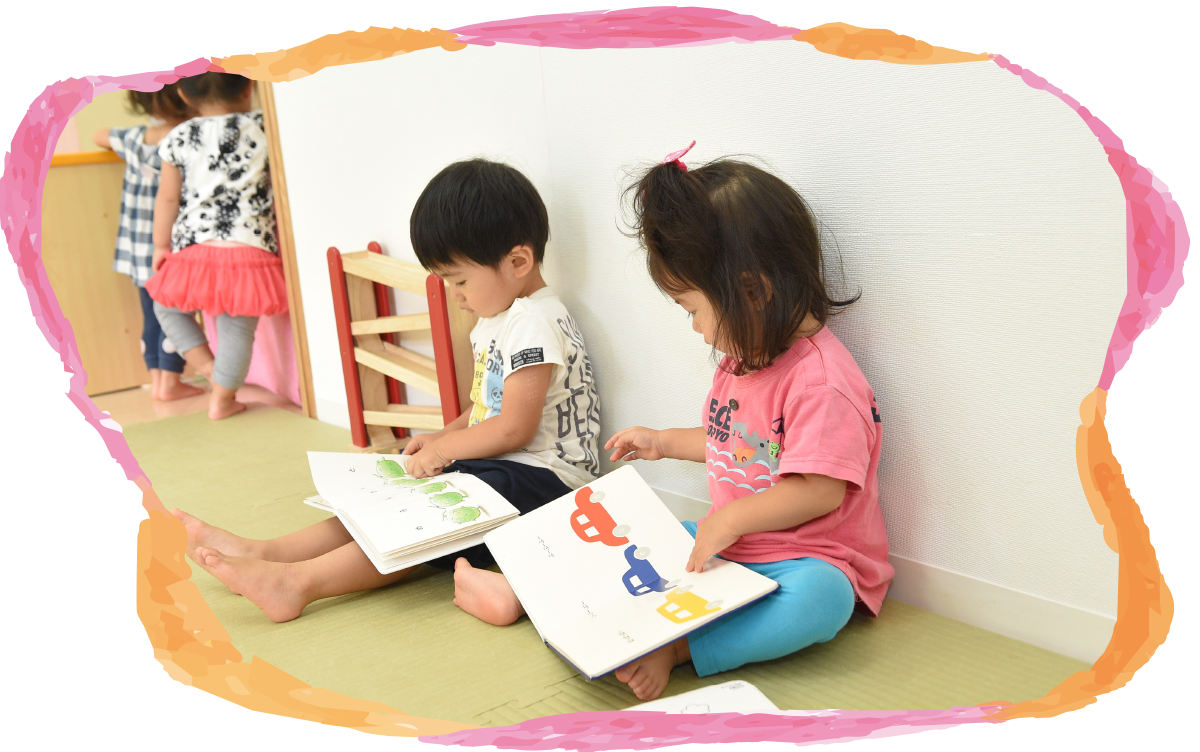 遊具で遊ぶ男の子